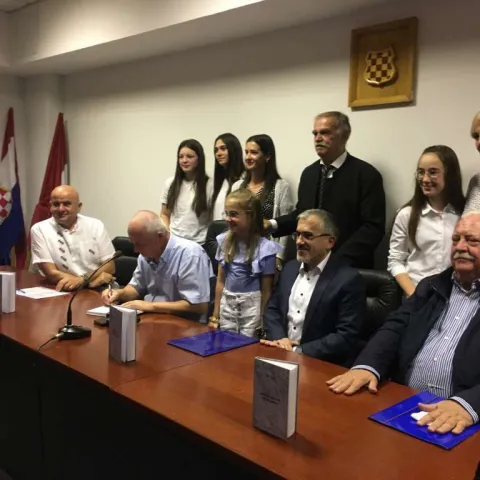 U Tomislavgradu promovirana knjiga Mije Tokića 'Breme te tvoje nosi: Izabrane pjesme'