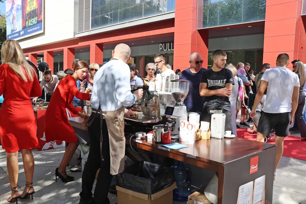 MOSTAR, 30. septembra (FENA) - MeД'unarodni dan kafe obiljeЕѕen je u subotu na platou ispred Mepas Malla, a okupio je brojne graД'ane Mostara koji su uz druЕѕenje uЕѕivali u tom ДЌarobnom napitku.(Foto fena/Mario Obrdalj)