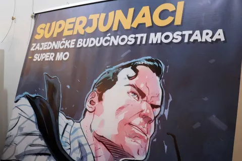 MOSTAR, 30. rujna (FENA) вЂ" Vikend u Mostaru poДЌeo je u duhu devete umjetnosti. Ljubitelji stripa i ove su godine stigli u velikom broju na manifestaciju "Mostarski strip vikend" kako bi zajedno s autorima uЕѕivali u izloЕѕbi radova gostujuД‡ih autora, ali isto tako u crtanju, druЕѕenju s maskotom festivala, nagraД'ivanju najsretnijih posjetitelja, berzi stripova i LP ploДЌa. (Foto FENA/Mario Obrdalj)