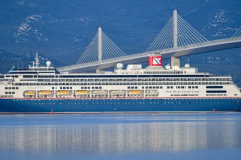 Kruzer prolazi ispod Pelješkog mosta