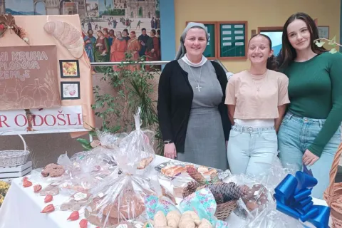 Đaci zeničkog KŠC Sveti Pavao izložbom prodajnom prehrambenih proizvoda obilježili Dane kruha