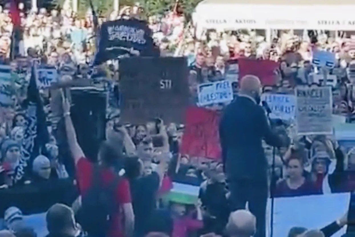 Zastave ISIL-a u Zenici tijekom govora ministra Isaka