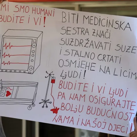 MOSTAR, 2. studenoga (FENA) &ndash; Jutros je u 8 sati počeo generalni &scaron;trajk svih zdravstvenih radnika u Hercegovačko-neretvanskoj županiji (HNŽ), a veliki broj njih okupio se ispred Sveučili&scaron;ne kliničke bolnice (SKB) Mostar, odakle su jo&scaron; jedanput pozvali županijsku Vladu "da sjednu za stol i spriječe katastrofu u zdravstvu."(Foto FENA/Mario Obrdalj)