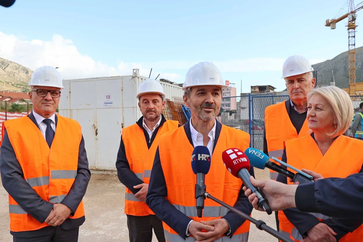 MOSTAR, 6. listopada (FENA) &ndash; Gradili&scaron;te Hrvatskog narodnog kazali&scaron;ta (HNK) u Mostaru su u ponedjeljak obi&scaron;li državni tajnik Sredi&scaron;njeg državnog ureda za Hrvate izvan Republike Hrvatske Zvonko Milas, predsjednik Hrvatskog narodnog sabora (HNS) BiH Dragan Čović, predsjedateljica Vijeća ministara BiH Borjana Kri&scaron;to, gradonačelnik Mostara Mario Kordić i ravnatelj HNK-a Mostar Ivan Vukoja, a svi su izrazili zadovoljstvo dinamikom radova na nastavku izgradnje zgrade HNK-a, koja bi trebala biti zavr&scaron;ena do 2026. godine.(Foto FENA/Mario Obrdalj)