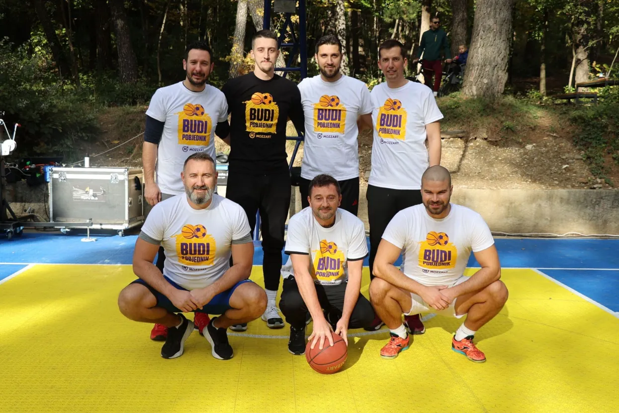 MOSTAR, 19. studenoga (FENA) &ndash; Presijecanjem vrpce, gradonačelnik Mostara Mario Kordić svečano je u nedjelju otvorio ko&scaron;arka&scaron;ki teren u mostarskom parku ''Trimu&scaron;a'', nakon čega je uslijedila revijalna utakmica koju su odigrale ekipe HKK Zrinjski i Grada Mostara. (Foto FENA/ES)