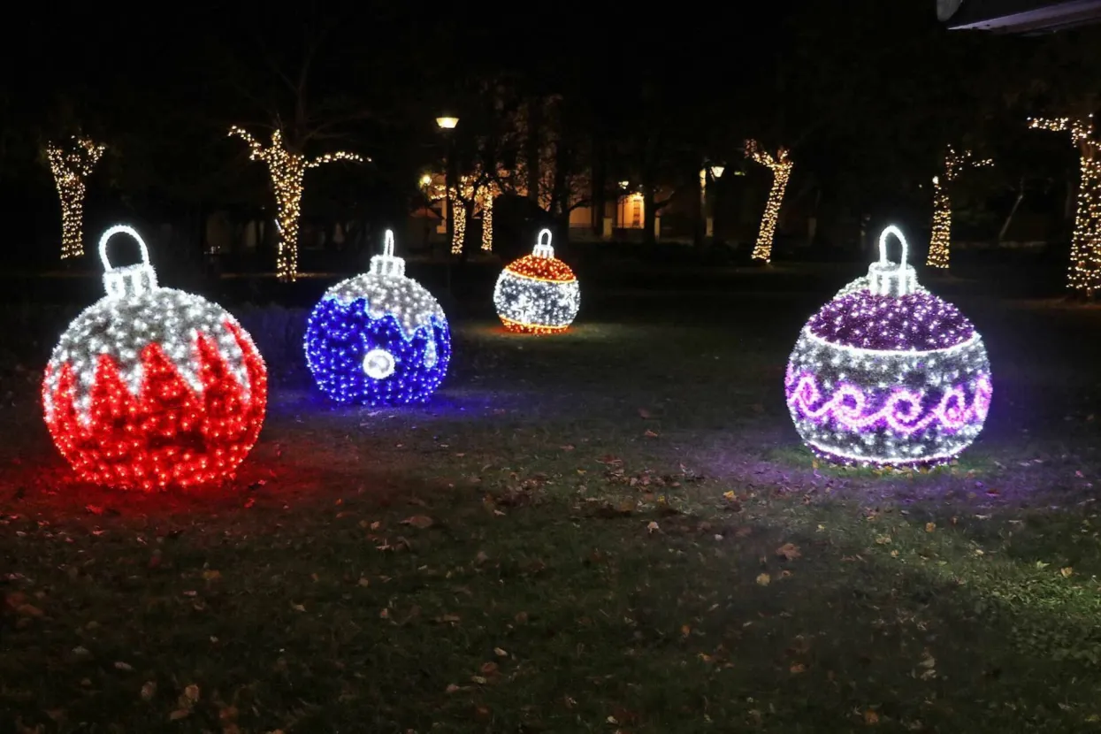 MOSTAR, 27. studenoga (FENA) - Paljenjem prve adventske svijeće i koncertom duhovne glazbe u nedjelju navečer ispred Hrvatskog doma hercega Stjepana Kosače počela je manifestacija Advent u Mostaru, a Mostarce i njihove goste i ove godine očekuju brojni sadržaji.(Foto FENA/Mario Obrdalj)