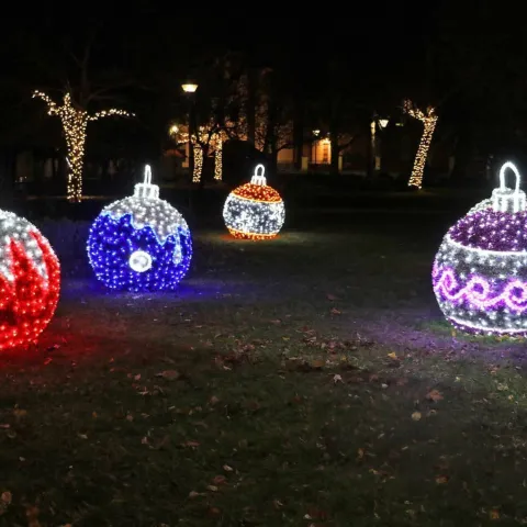 MOSTAR, 27. studenoga (FENA) - Paljenjem prve adventske svijeće i koncertom duhovne glazbe u nedjelju navečer ispred Hrvatskog doma hercega Stjepana Kosače počela je manifestacija Advent u Mostaru, a Mostarce i njihove goste i ove godine očekuju brojni sadržaji.(Foto FENA/Mario Obrdalj)