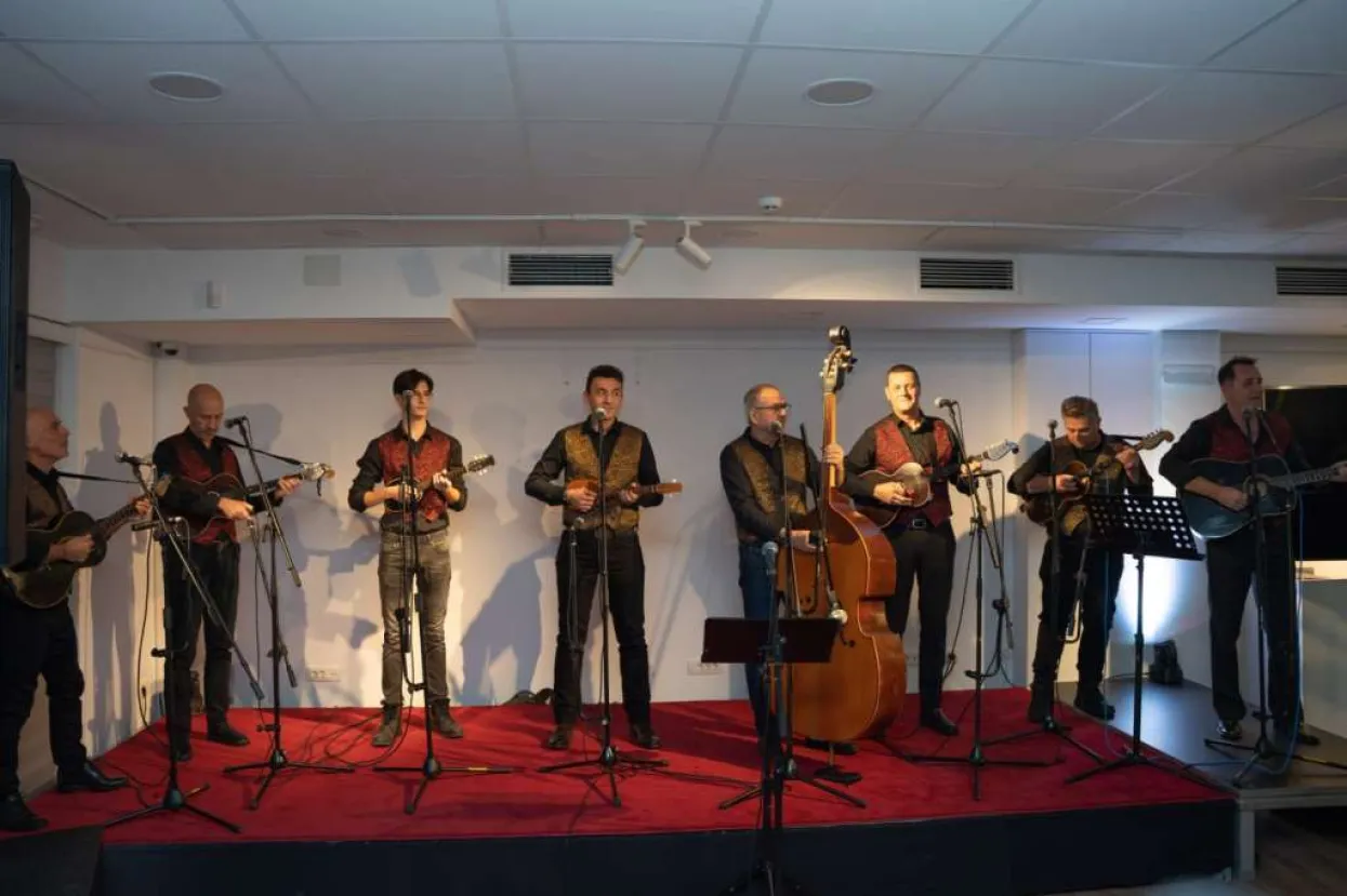 Tambura&scaron;ki orkestar raspjevao Mostarce