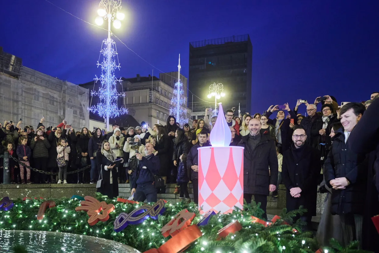 Zagreb, 26.11.2022. - Svečano otvorenje manifestacije Advent Zagreb 2022. na zdencu Mandu&scaron;evcu, na sredi&scaron;njem zagrebačkom Trgu bana Josipa Jelačića, paljenjem prve adventske svijeće.<br>Na fotografiji Tomislav Toma&scaron;ević<br>