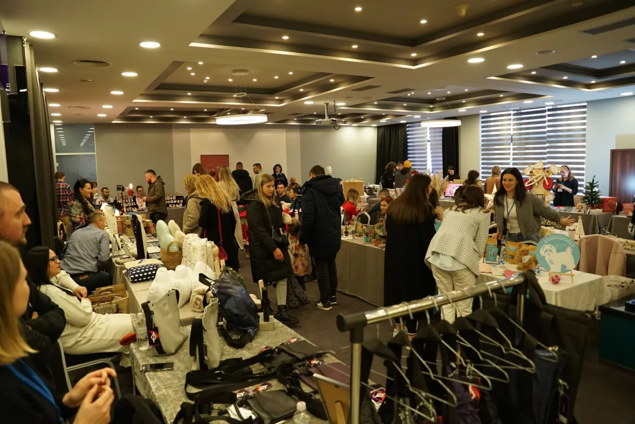 MOSTAR, 3. prosinca (FENA) - ДЊetvrto izdanje Sajma rukotvorina i malih poduzetnika pod nazivom ''RUKE. Art Bazaar'' okupilo je u nedjelju dvadeset osam malih obrtnika i kreativaca, koji svoje ruДЌno raД'ene proizvode predstavljaju u prostorijama hotela Mostar. (Foto FENA/Tomislav Glamuzina)