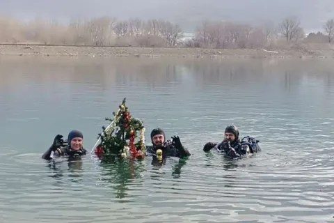 Ronioci potopili okićeni bor u Mostarsko jezero<br>