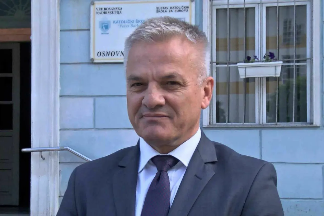 TRAVNIK, 19. svibnja (FENA) - Državni tajnik Sredi&scaron;njeg državnog ureda za Hrvate izvan Republike Hrvatske Zvonko Milas potpisao je danas sa nadbiskupom vrhbosanskim mons. Tomom Vuk&scaron;ićem i ravnateljem Katoličkog &scaron;kolskog centra u Travniku don Željkom Marićem donaciju za obnovu zgrade K&Scaron;C-a u Travniku.(Foto FENA/Du&scaron;ko Pucar)