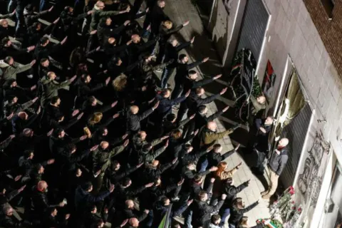 Stotine ljudi u Rimu salutira fašistički pozdrav