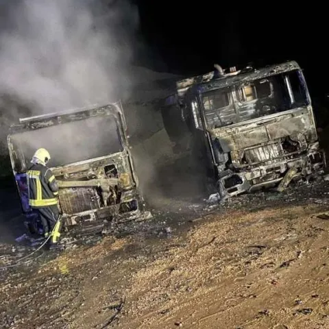 U nedjelju u večernjim satima na području deponije Uborak kod Mostara izbio je požar u kojem su izgorjela dva teretna vozila.<br><br>