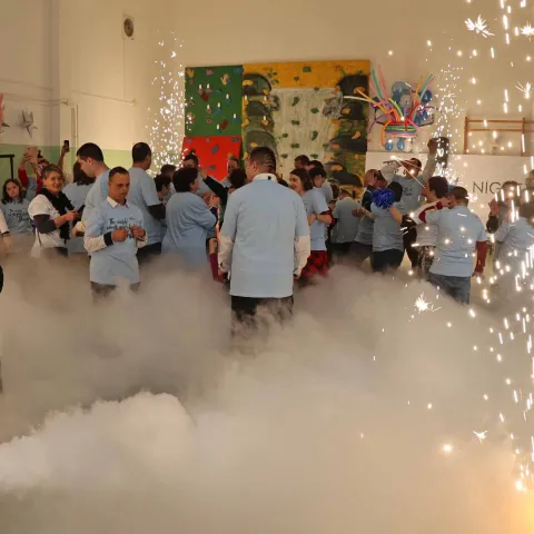 MOSTAR, 9. veljaДЌe (FENA) вЂ" Centar za djecu i omladinu sa posebnim potrebama вЂћLos RosalesвЂњ iz Mostara organizirao je u petak veДЌer вЂћNight to ShineвЂњ, prvi dogaД'aj ovakve vrste u BiH. Ovaj dogaД'aj ima za cilj osobama s invaliditetom iznad 18 godina pruЕѕiti osjeД‡aj i ДЌari maturske veДЌeri.(Foto FENA/Mario Obrdalj)