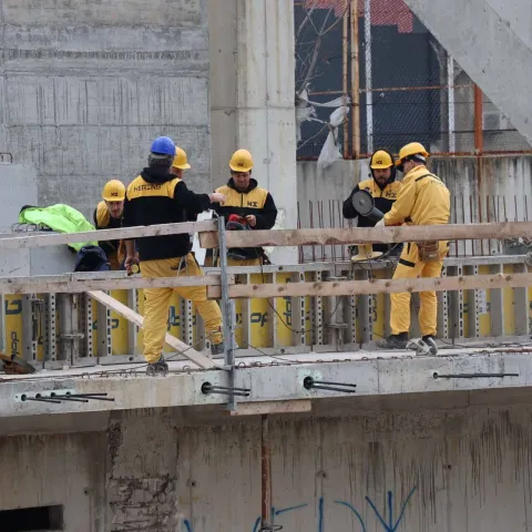 MOSTAR, 11. veljače (FENA) – Nastavak radova na izgradnje mostarske dvorane u punom je jeku, a trenutno se odvija faza izgradnje tribina, čime dvorana lagano poprima svoj izgled. Iako je završetak radova na ovoj fazi planiran u listopadu, radovi bi mogli biti gotovi već u lipnju ove godine.(Foto FENA/Mario Obrdalj)<br>