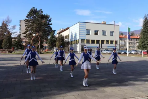 Novotravničke mažoretkinje