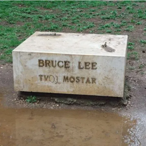 Nestao kip Bruce Leea u Mostaru