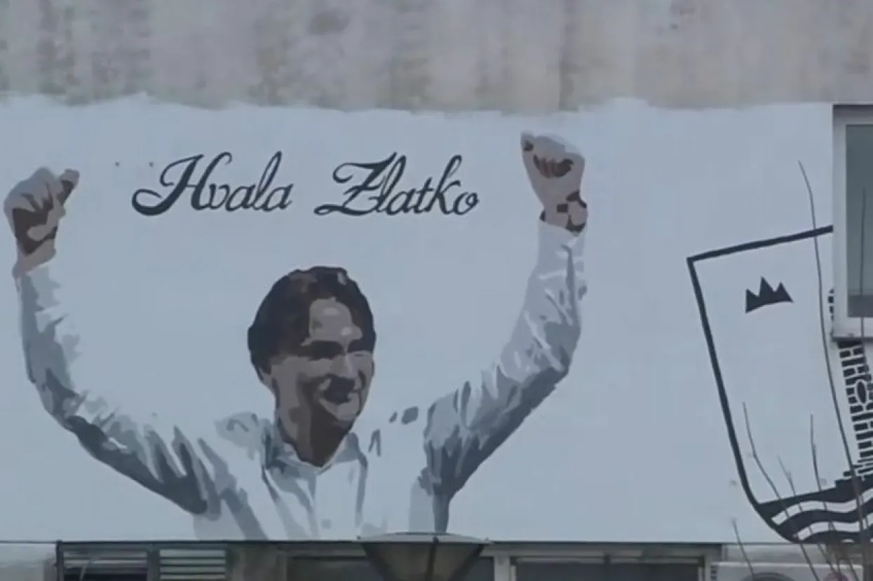  LIVNO, 22. prosinca (FENA) – Tisuće građana okupilo se u četvrtak na središnjem gradskom trgu u Livnu kako bi svečano dočekali izbornika hrvatske nogometne reprezentacije Zlatka Dalića koji je drugi put hrvatsku nogometnu reprezentaciju doveo do medalje.<br><br>