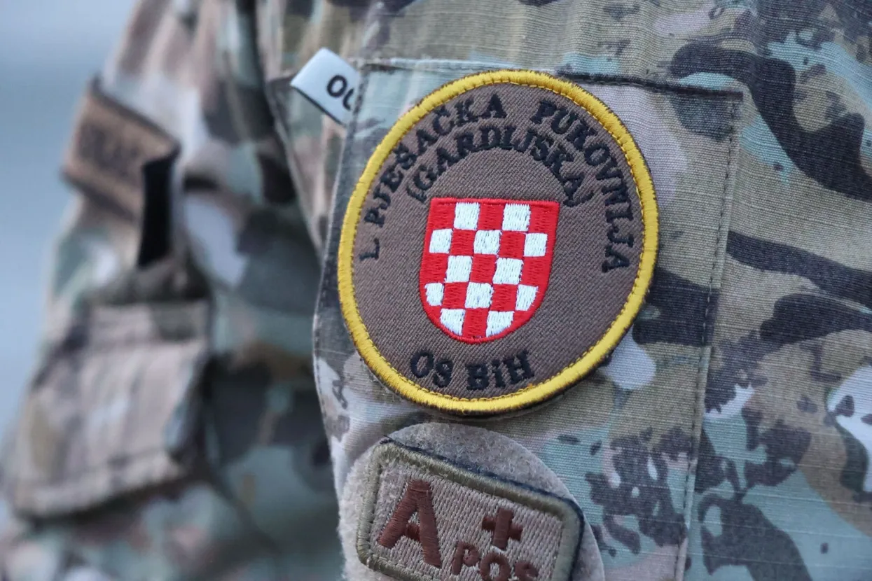 MOSTAR, 8. travanj (FENA) – Svetom misom, svečanim mimohodom te polaganjem vijenaca ispred središnjeg spomen obilježja ispred Hrvatskog doma herceg Stjepana Kosače u Mostaru u ponedjeljak je završeno obilježavanje 32. godišnjice osnivanja Hrvatskog vijeća obrane (HVO).(Foto FENA/Branka Soldo) 