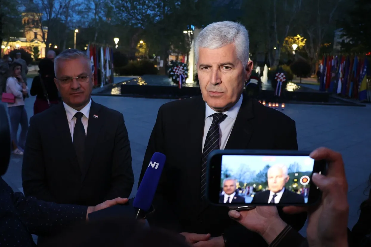 MOSTAR, 8. travanj (FENA) &ndash; Svetom misom, svečanim mimohodom te polaganjem vijenaca ispred sredi&scaron;njeg spomen obilježja ispred Hrvatskog doma herceg Stjepana Kosače u Mostaru u ponedjeljak je zavr&scaron;eno obilježavanje 32. godi&scaron;njice osnivanja Hrvatskog vijeća obrane (HVO).(Foto FENA/Branka Soldo) 