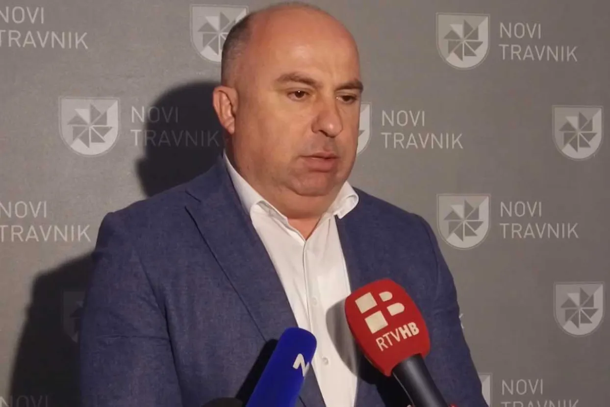 NOVI TRAVNIK, 10. travnja (FENA) вЂ" Federalna ministrica prometa i komunikacija Andrijana KatiД‡ i v. d. ravnatelja JP Autoceste FBiH Denis LasiД‡ boravili su danas u posjetu OpД‡ini Novi Travnik gdje su se sastali s naДЌelnikom Stjepanom Dujom, te potpisali sporazum o prijateljskom okruЕѕenju koji ima za cilj stvoriti pozitivno ozraДЌje izmeД'u JP Autoceste FBiH, izvoД'aДЌa radova i graД'ana koji Еѕive u lokalnim zajednicama u rubnim naseljima oko brze ceste. (Foto FENA/DuЕЎko Pucar)