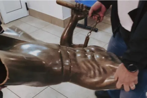 Ostaci kipa Bruce Leea