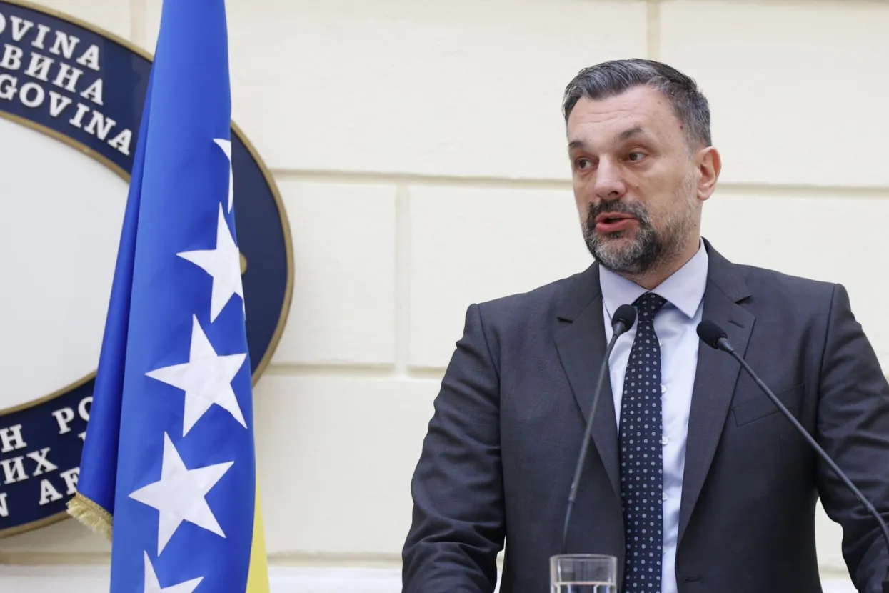 Ministar vanjskih poslova BiH Elmedin Konaković susreo se danas s ministricom vanjskih poslova Savezne Republike Njemačke Annalenom Baerbock koja boravi u zvaničnoj posjeti Bosni i Hercegovini. Prije zvaničnog sastanka u Ministarstvu, Konaković i Baerbock pro&scaron;etali su Ba&scaron;čar&scaron;ijom. Foto FENA/Harun Muminović