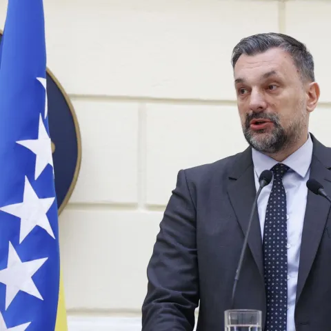 Ministar vanjskih poslova BiH Elmedin Konaković susreo se danas s ministricom vanjskih poslova Savezne Republike Njemačke Annalenom Baerbock koja boravi u zvaničnoj posjeti Bosni i Hercegovini. Prije zvaničnog sastanka u Ministarstvu, Konaković i Baerbock pro&scaron;etali su Ba&scaron;čar&scaron;ijom. Foto FENA/Harun Muminović