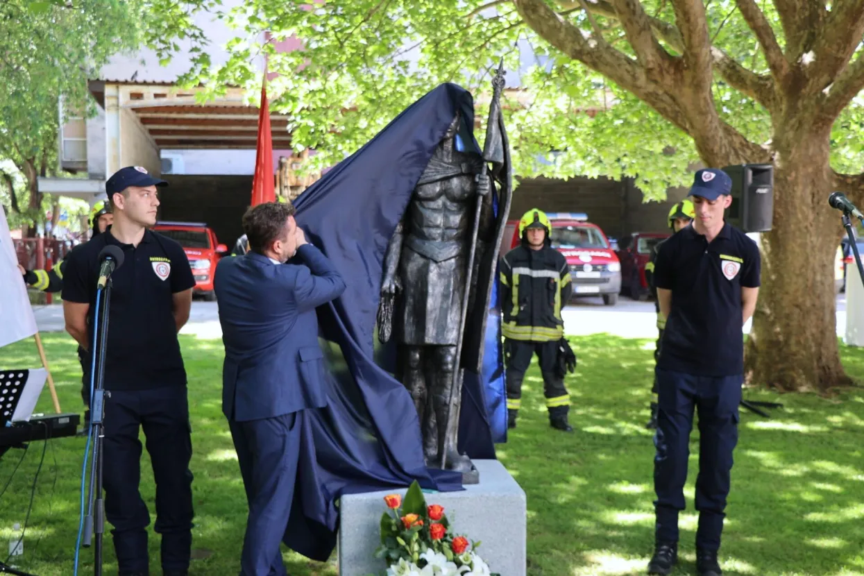 MOSTAR, 30. travnja (FENA) вЂ" Profesionalna vatrogasna postrojba Mostar obiljeЕѕila je u utorak MeД'unarodni dan vatrogasaca i proslavila svoga zaЕЎtitnika sv. Florijana, koji se obiljeЕѕava 4. svibnja i koji je zaЕЎtitnik vatrogasaca, a u sklopu obiljeЕѕavanja u krugu Vatrogasnog doma u Mostaru otkriven je kip svetog Florijana.(Foto FENA/Mario Obrdalj)