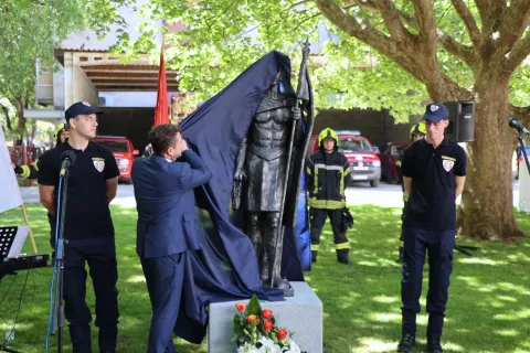 MOSTAR, 30. travnja (FENA) вЂ" Profesionalna vatrogasna postrojba Mostar obiljeЕѕila je u utorak MeД'unarodni dan vatrogasaca i proslavila svoga zaЕЎtitnika sv. Florijana, koji se obiljeЕѕava 4. svibnja i koji je zaЕЎtitnik vatrogasaca, a u sklopu obiljeЕѕavanja u krugu Vatrogasnog doma u Mostaru otkriven je kip svetog Florijana.(Foto FENA/Mario Obrdalj)