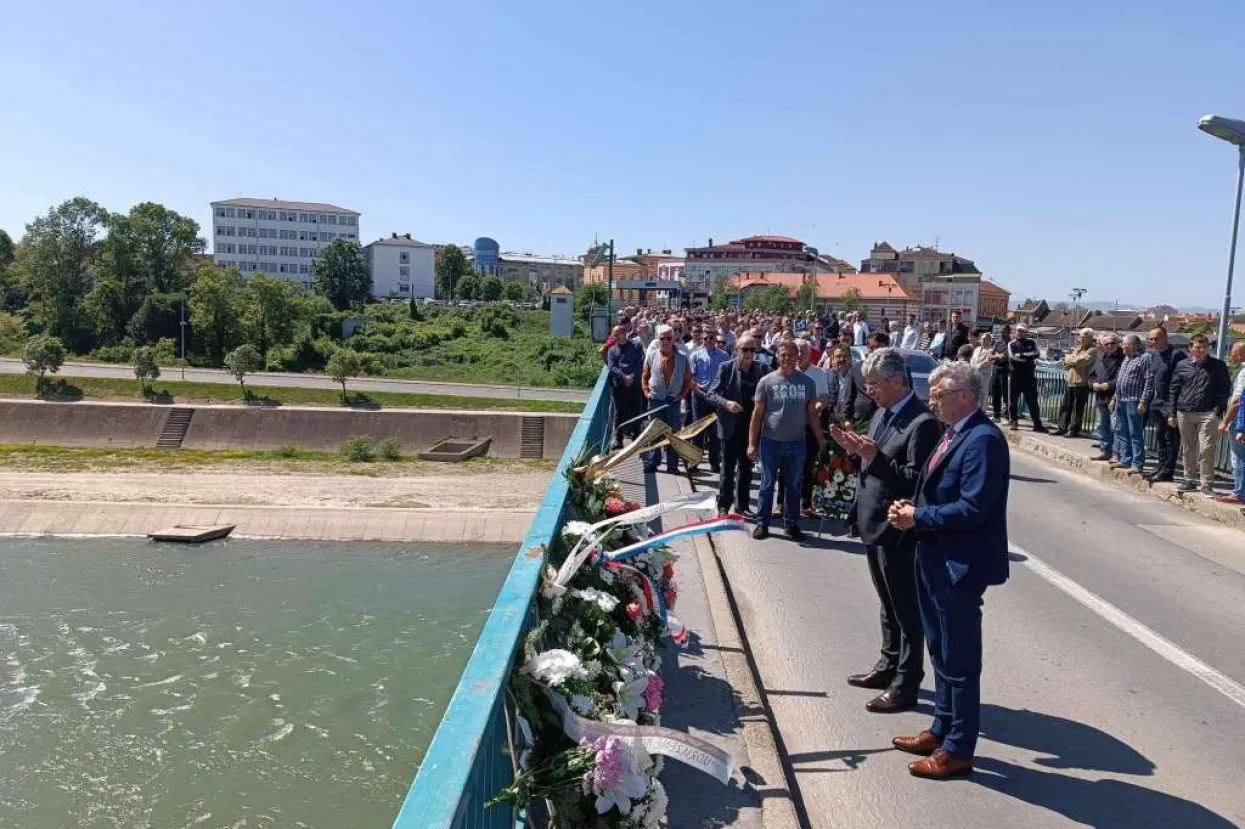 Polaganjem cvijeća na mostu preko rijeke Save obilježena 32. godi&scaron;njica stradanja civila
