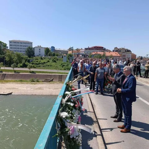 Polaganjem cvijeća na mostu preko rijeke Save obilježena 32. godi&scaron;njica stradanja civila