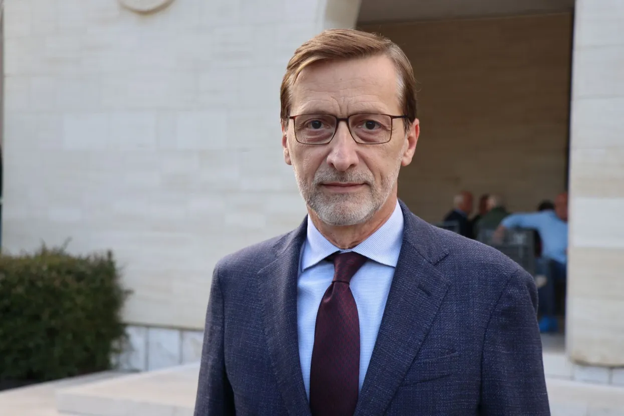 MOSTAR, 7. svibnja (FENA) вЂ" U sklopu ovogodiЕЎnjeg Mostarskog proljeД‡a predstavljan je roman вЂћPortret duЕЎeвЂњ autora Mire Gavrana, predsjednika Matice hrvatske (MH), knjiЕѕevnika i najizvoД'enijeg hrvatskog dramskog pisca.(Foto FENA/Mario Obrdalj)