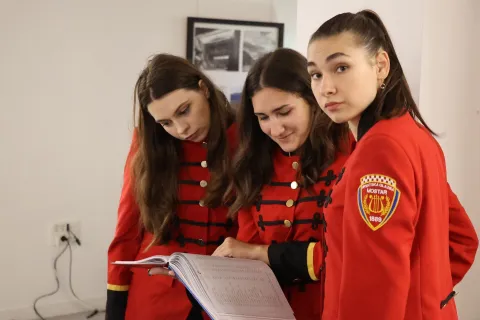 MOSTAR, 17. maja (FENA) вЂ" U prepunoj mostarskoj Galeriji kraljice Katarine veДЌeras je predstavljena monografija ''Glazba Еѕivota'', objavljena u sklopu proslave 135. roД'endana Hrvatske glazbe Mostar koja je osnovana 1899. a prvi javni nastup imala upravo 17. svibnja 1890. godine.(Foto FENA/Mario Obrdalj)