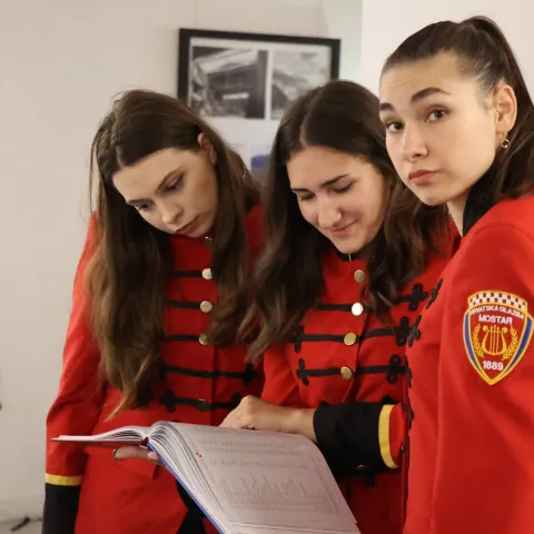 MOSTAR, 17. maja (FENA) вЂ" U prepunoj mostarskoj Galeriji kraljice Katarine veДЌeras je predstavljena monografija ''Glazba Еѕivota'', objavljena u sklopu proslave 135. roД'endana Hrvatske glazbe Mostar koja je osnovana 1899. a prvi javni nastup imala upravo 17. svibnja 1890. godine.(Foto FENA/Mario Obrdalj)