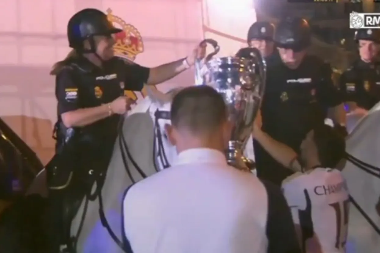 Carvajalov otac na konju čuvao igrače tijekom proslave Lige prvaka