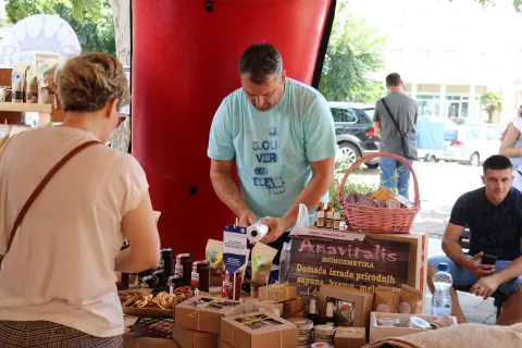 MOSTAR, 12. lipnja (FENA) - Ministarstvo za pitanja branitelja HNŽ-a i Referalni centar branitelj/borac ''Zadrugar'' organizirali su sedmi Sajam braniteljskog/boračkog poduzetništva u HNŽ-u koji je danas u Mostaru otvoren do 18 sati u šetališnoj zoni ulice Nikole Šubića Zrinskog. (Foto FENA/Monika Ćubela Savić)