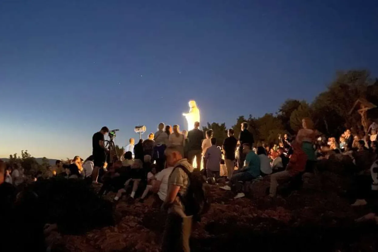 Hodočasnici ujedinjeni u molitvi za mir u Međugorju