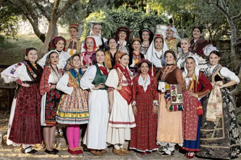 Revija tradicijske odjeće i izbor najljepše Hrvatice u narodnoj nošnji izvan RH