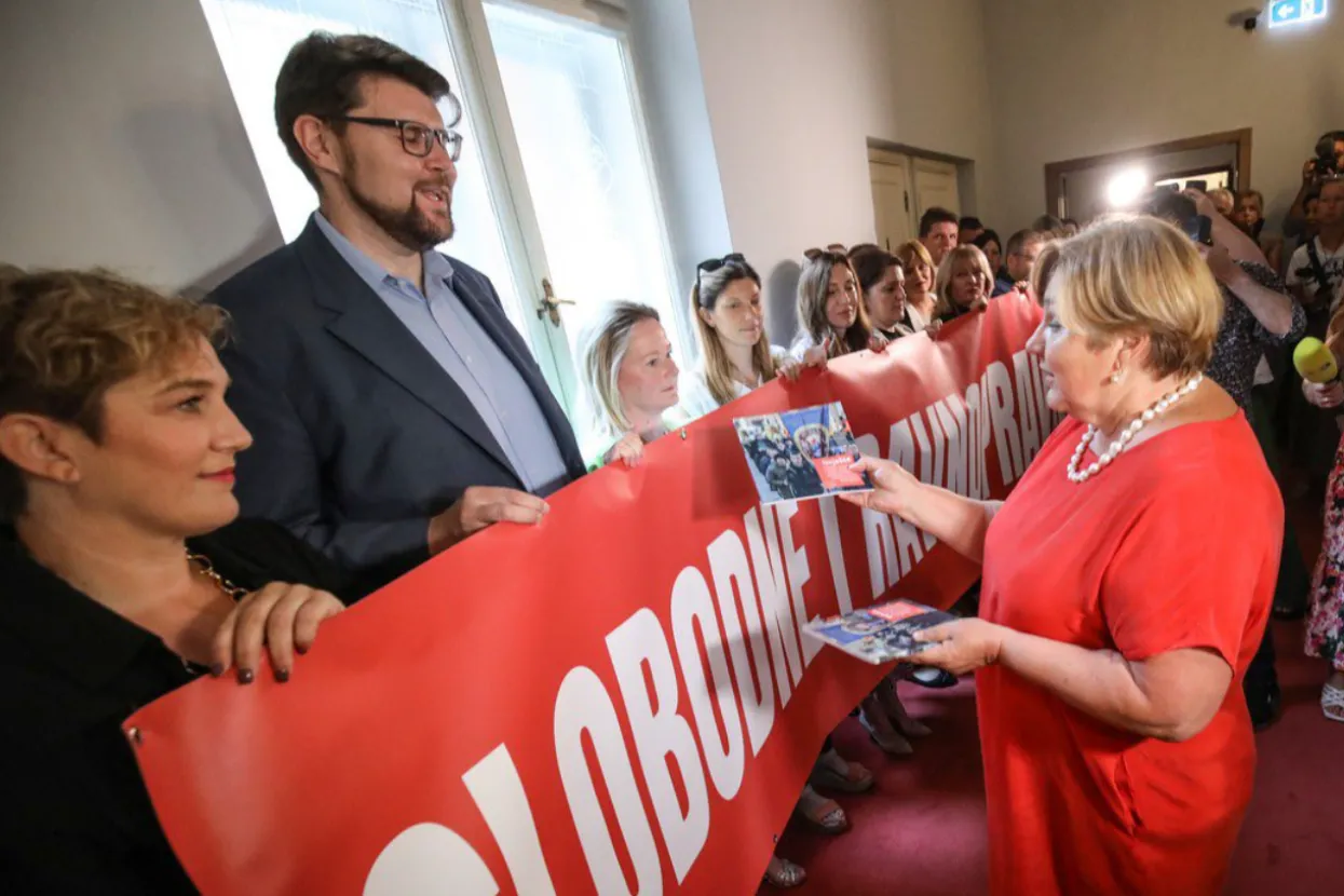 Željka Markić uručuje Izvje&scaron;će SDP-u
