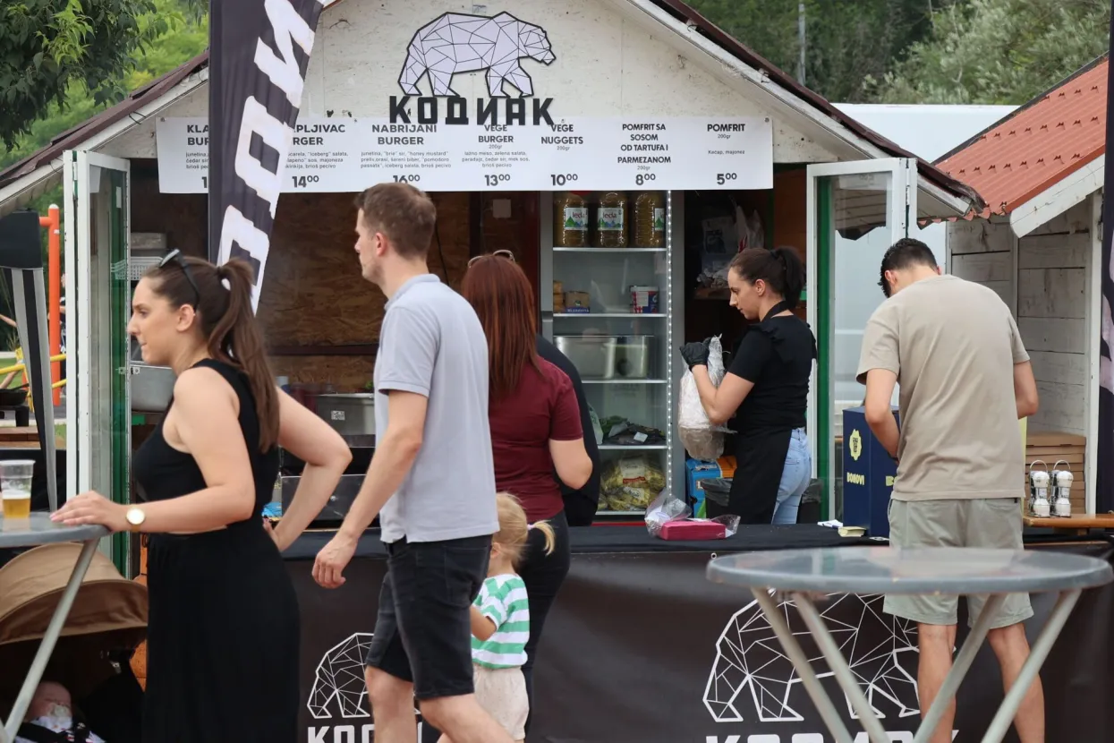 &Scaron;IROKI BRIJEG, 21. srpnja (FENA) - Gurmani i ljubitelji dobre glazbe od večeras imaju priliku okusiti ne&scaron;to drugačiju hranu i uživati u dobrim koncertima na Festivalskom trgu parka Sajmi&scaron;te u &Scaron;irokom Brijegu gdje je počeo četvrti Street Food Festival. (Foto FENA/Branka Soldo)