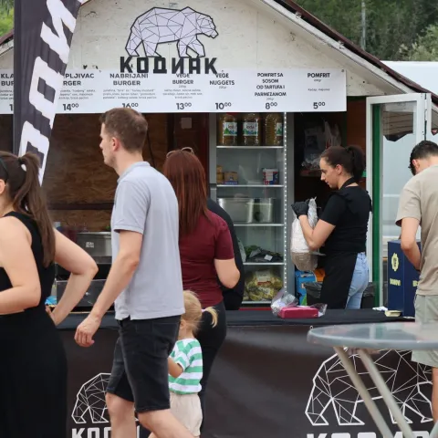 &Scaron;IROKI BRIJEG, 21. srpnja (FENA) - Gurmani i ljubitelji dobre glazbe od večeras imaju priliku okusiti ne&scaron;to drugačiju hranu i uživati u dobrim koncertima na Festivalskom trgu parka Sajmi&scaron;te u &Scaron;irokom Brijegu gdje je počeo četvrti Street Food Festival. (Foto FENA/Branka Soldo)