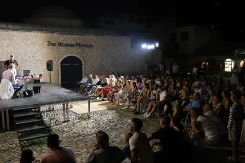 U okviru Mostarskog ljeta odigrana predstava ''Ko je lud'' 