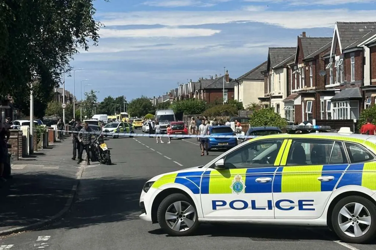 Vi&scaron;e ljudi izbodeno nožem na ulicama predgrađa Liverpoola