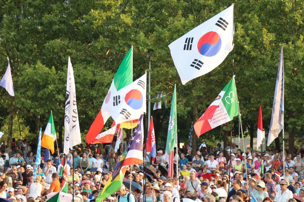 MEДђUGORJE, 30. srpnja (FENA) - MeД'unarodni susret mladih "Mladifest" u MeД'ugorju, ove godine pod geslom "Marija je uistinu izabrala bolji dio", sveДЌano je otvoren u ДЌetvrtak veДЌernjim molitvenim programom na vanjskom oltaru crvke sv. Jakova.(Foto FENA/Branka Soldo)