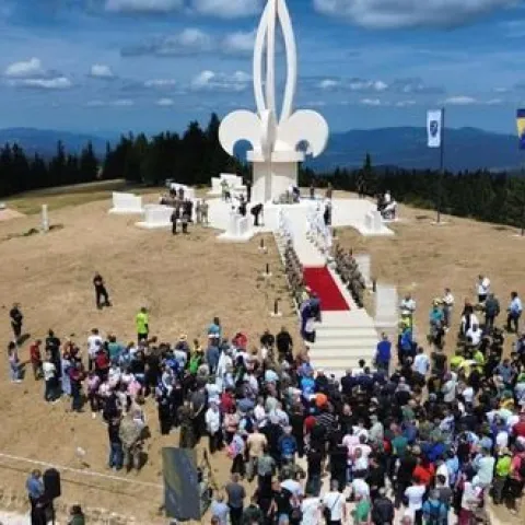 Otvaranje spomenika optuženiku za ratne zločine Mehmedu Alagiću
