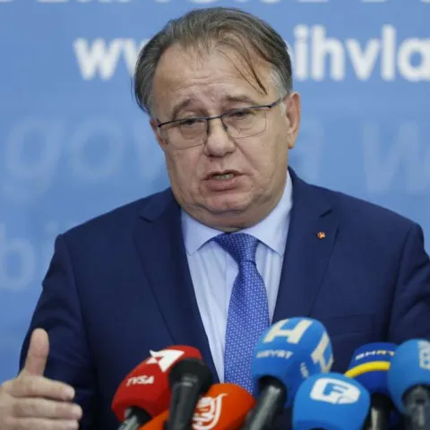Nermin Nik&scaron;ić