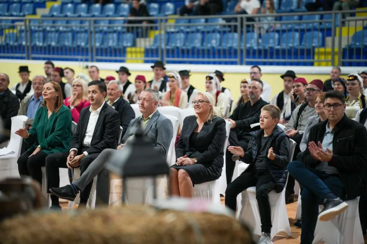 Bradara otvorila Smotru folklora 'Igrom da te upoznam' u Kre&scaron;evu