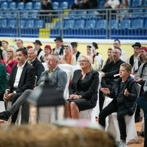 Bradara otvorila Smotru folklora 'Igrom da te upoznam' u Kre&scaron;evu